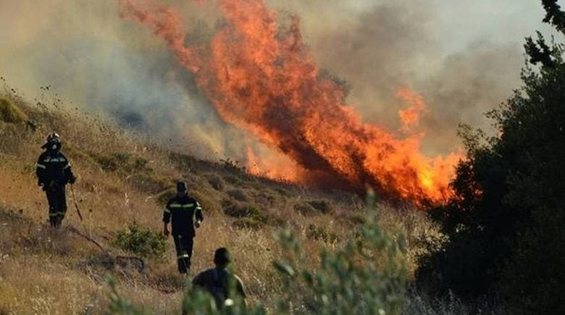 Πύρινη κόλαση στην Κορινθία – Καίγονται σπίτια, 3 πυροσβέστες τραυματίες (εικόνες, βίντεο)